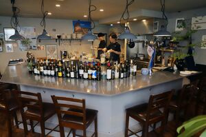 イタリア料理を味わえるオープンキッチンの「ビストロ メイク」=新潟市中央区寄居町