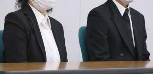 判決後に記者会見する自殺した男性の長男(右)ら遺族=13日午後、栃木県庁