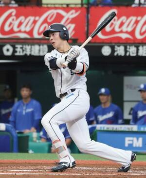 6回西武1死一塁、長谷川が左翼線に先制二塁打を放つ=ベルーナドーム