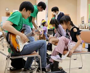 多くの市民らでにぎわった「みょうこうグッドライフフェア」＝妙高市上町