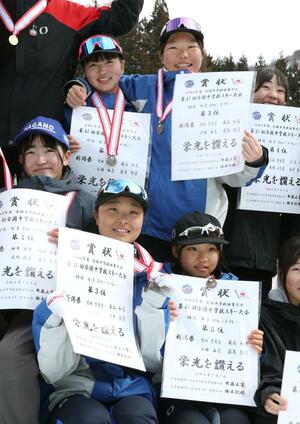 女子３キロ×４リレー　３位入賞した女子リレーメンバー＝２０２４年２月９日、長野県　野沢温泉南原クロスカントリーコース
