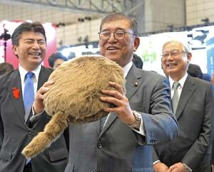 最新ITの展示会「CEATEC2025」の会場で、小型ロボットを視察する石破首相=16日午前、千葉市の幕張メッセ(代表撮影)