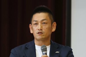 母校の新潟商高で講演する池田雄一氏＝２０２５年９月