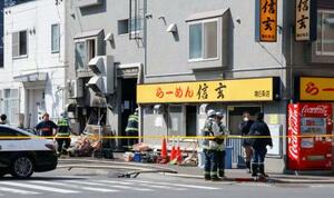 　火災があった「らーめん信玄　南６条店」＝１９日午前９時２０分、札幌市中央区