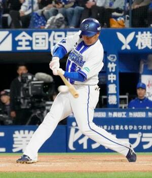 　７回ＤｅＮＡ無死満塁、勝又が中前に２点打を放つ＝横浜