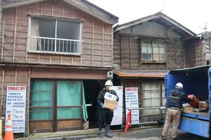 出雲崎町で始まった特定空き家の解体工事。町海岸地区は空き家率が４割を超え、町も住民も危機感を募らせる＝１月、出雲崎町木折町