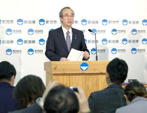 定例会見を行う花角英世知事=4月24日午前10時、新潟県庁