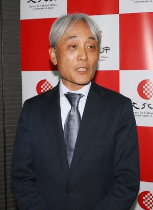 　文化庁京都庁舎で取材に応じる、長官に就任した伊藤学司氏＝１日午後、京都市上京区