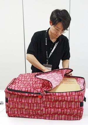 再配達を減らすために南魚沼市が取り入れる置き配バッグ。市民モニターを募集している=南魚沼市役所