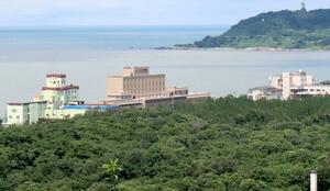 海岸沿いに立ち並ぶ旅館=村上市瀬波温泉