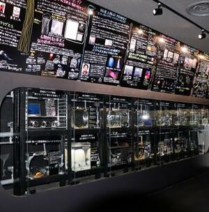 　山形県鶴岡市立加茂水族館の「マイクロアクアリウム」。手書きのボードなどでクラゲの生態や飼育方法を紹介している＝３月