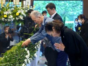 　旧日本陸軍特攻隊員の慰霊祭で献花する参列者＝３日午後、鹿児島県南九州市