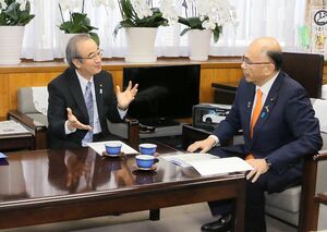 根本幸典農水副大臣（右）に要望内容を説明する花角英世知事＝１３日、東京・霞が関の農林水産省