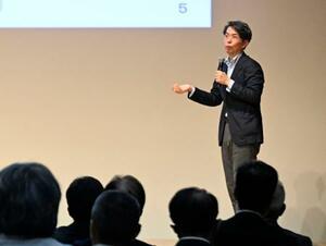 不登校への取り組みを紹介する、文科省生徒指導室の上久保秀樹室長補佐=14日午前、宇都宮市
