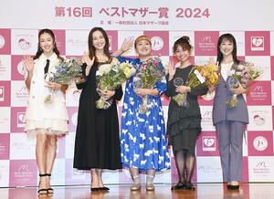 ベストマザー賞を受賞した(左から)BENIさん、優木まおみさん、丸山桂里奈さん、pecoさん、川田裕美さん=5月9日、東京都港区