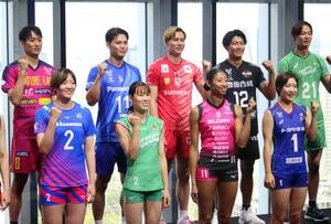SVリーグの開幕前イベントに出席したサントリーの高橋藍(後列中央)、大阪Bの西田(同左から2人目)ら=2日、東京都港区