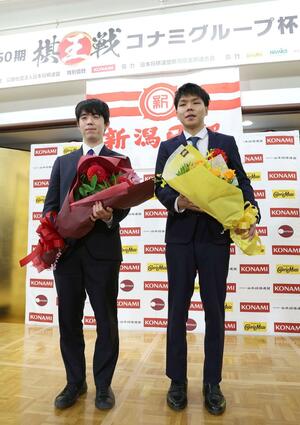 前夜祭で壇上に並ぶ藤井聡太棋王(左)と増田康宏八段=3月1日、新潟市中央区の新潟グランドホテル