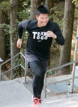　練習を公開し、神社の石段を駆け上がる巨人・戸郷＝宮崎県延岡市の今山八幡宮