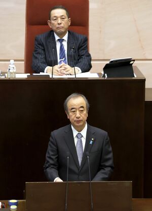 12月定例会の本会議で持続可能な地域医療体制などについて説明する花角英世知事=12月3日、県議会