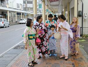浴衣を着て散策や買い物を楽しむ参加者=加茂市穀町
