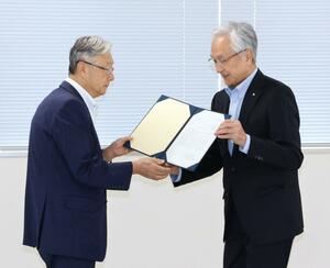 長岡商工会議所からの要望に対する回答書を手渡す長岡市の磯田市長(右)=長岡市表町