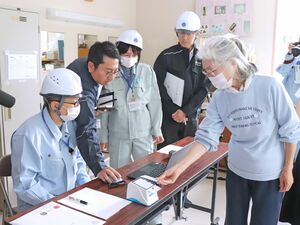 模擬カードを使って避難者情報の登録訓練をする住民ら=6月9日、柏崎市米山町