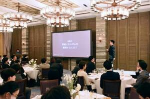 東京都内で開かれた、篤志家や投資家向けに研究者が講演するイベント=4月18日