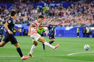 米国―パラグアイ 試合終了間際、チーム4点目のゴールを決める米国のレイナ(左から2人目)=ロサンゼルス(共同)