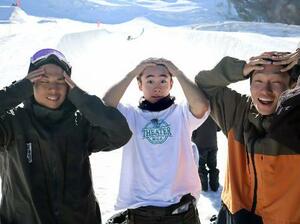 遠征先のスイスでポーズをとる(左から)平野流佳、戸塚優斗、口寸保頼央さん=2023年(口寸保さん提供)