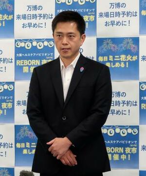 大阪府庁で記者団の取材に応じる吉村洋文知事=28日午後