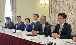 記者会見する拉致被害者家族会代表の横田拓也さん(右端)ら=4月30日、ワシントン(共同)