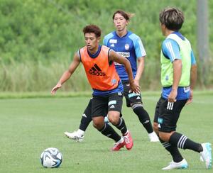 練習に励むMF松田詠太郎(左)=聖籠町