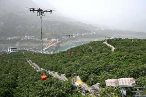　収穫した果物を運ぶ農業用ドローン＝２０２５年４月、中国湖北省宜昌市（新華社＝共同）