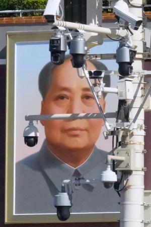 北京の天安門前に設置されている監視カメラ。奥は毛沢東の肖像画=4月(共同)