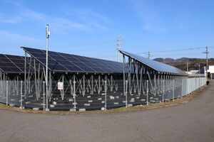２０２５年３月に完成した北条太陽光発電所。今月中の稼働を目指す＝柏崎市北条