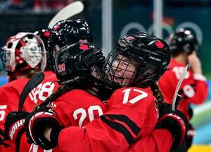 　アイスホッケー女子準決勝でスイスに競り勝って喜ぶカナダの選手ら＝１６日（ロイター＝共同）