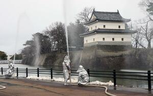 旧二の丸隅櫓から出火したとの想定で避難や放水などの手順を確認した訓練=1月26日、新発田市大手町6