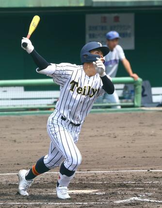 帝京長岡－新潟青陵　３回、帝京長岡１死二、三塁、渡邉侑耶が右越えに３点本塁打を放つ。４－０＝長岡市悠久山球場