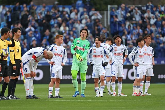 町田に０－１で敗れ、悔しそうな表情で整列する新潟の選手たち