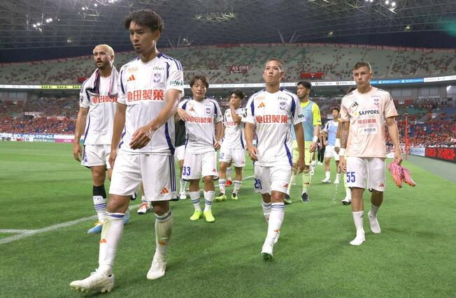 浦和に０－１で敗れ、スタジアムを後にする新潟の選手たち＝埼スタ