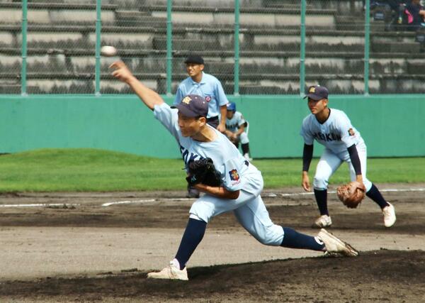 力投する新潟明訓の角井海斗投手＝五十公野公園野球場