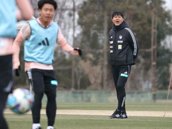 練習を見守る船越優蔵監督=宮崎県都城市