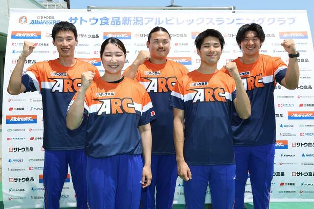 集合写真に収まる左から町亮汰、郡菜々佳、中川達斗、長谷川直人、北原博企＝新潟市陸上競技場