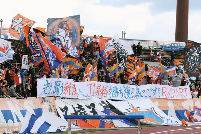 ピッチに選手が登場し、盛り上がる新潟サポーター＝松山市