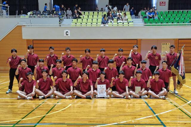 県高校総体バレーボール男子で初優勝を決めた関根学園の選手たち=６月８日、小千谷市総合体育館