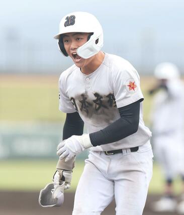 福井商－日本文理　５回２死一、三塁、日本文理の渡部倖成が適時打を放ち２－０＝高岡西部総合公園野球場　