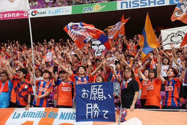 アップ中の選手たちに声援を送る新潟サポーター＝サンガＳ