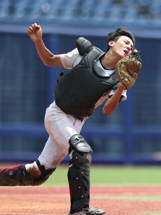 北越－新発田　４回、新発田の捕手金子友風が飛球を捕球＝７月１９日、新潟市中央区長潟のハードオフ・エコスタジアム　