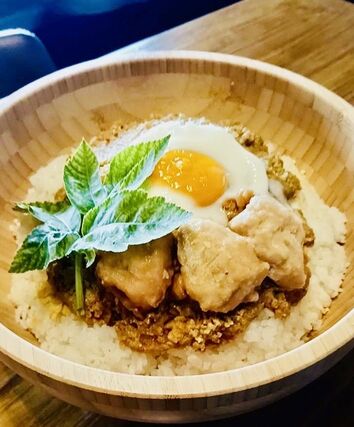 久太郎の「メガ盛りキーマカレー」（「阿賀町勝手に応援隊」提供）