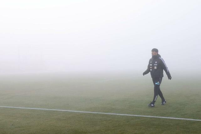 霧が発生した練習場＝宮崎県都城市の高城運動公園